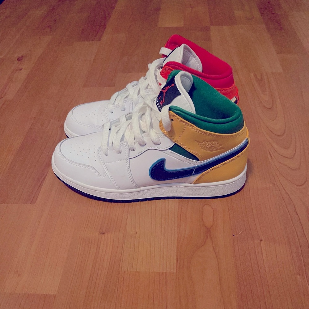 Air Jordan 1 mid-tops kids size 6Y
